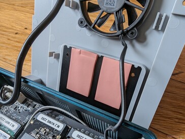 Każde gniazdo SSD ma własną podkładkę termiczną przymocowaną do większego radiatora na wsporniku wentylatora
