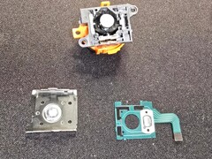 Rozbiórka Nintendo Switch 2 Joy-Con 2 pokazująca elementy drążka analogowego. (Źródło obrazu: moshi_yo na Reddit)