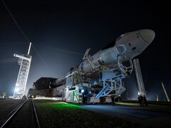 Rakieta Falcon 9 ze statkiem kosmicznym SpaceX Dragon w drodze na stanowisko startowe (źródło zdjęcia: SpaceX)