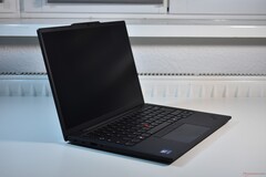Maksymalna wydajność: Lenovo ThinkPad T14s Gen 6 pokazuje, dlaczego Lunar Lake jest idealnym wyborem dla laptopów biznesowych, na zdjęciu: Lenovo ThinkPad T14s Gen 6 (źródło zdjęcia: Benjamin Herzig/Notebookcheck.com)