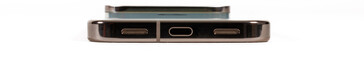Dół: Głośnik, port USB 3.2, mikrofon