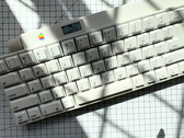 Ta klawiatura Apple Desktop Bus Keyboard z 1986 roku jest bezprzewodowa i ma wbudowany wyświetlacz OLED oraz pokrętło. (Źródło obrazu: mtt na YouTube)
