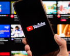 Smartfon z aplikacją YouTube. (Źródło obrazu: noyb)