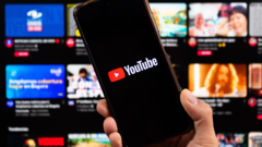 Smartfon z aplikacją YouTube. (Źródło obrazu: noyb)