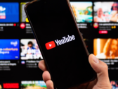 Smartfon z aplikacją YouTube. (Źródło obrazu: noyb)