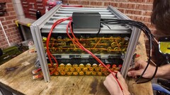 Obraz zestawu baterii zbudowanego z baterii vape (źródło obrazu: Chris Doel, zrzut ekranu)