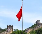 Chińska flaga na tle Wielkiego Muru Chińskiego