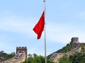 Chińska flaga na tle Wielkiego Muru Chińskiego