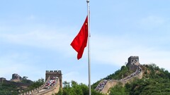 Chińska flaga na tle Wielkiego Muru Chińskiego