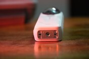 Insta360 X5 jest teraz wyposażony w magnetyczny system mocowania (źródło obrazu: Abhinav Fating/Notebookcheck)