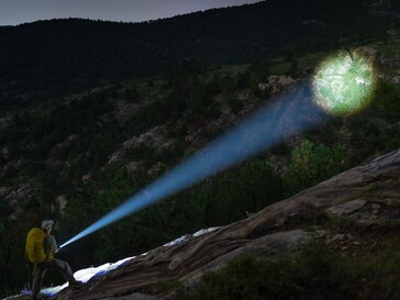 Lampa Olight Marauder 3 posiada wiązkę światła, której zasięg przekracza dziesięć boisk piłkarskich.