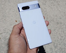 Pixel 7a w wykończeniu Arctic Blue. (Źródło obrazu: Munchy)