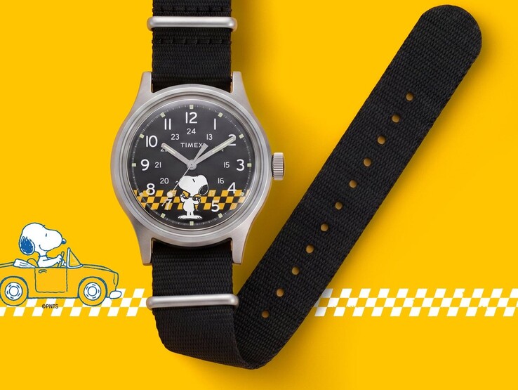 Zegarek Peanuts x Timex MK1 z czarną tarczą przedstawiającą postać Snoopy’ego oraz grafika w żółto-czarną kratkę, pokazany z czarnym paskiem z tkaniny na żółtym tle.