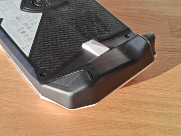 Wersja AMD ma bardziej kanciastą obudowę... (źródło obrazu: Notebookcheck)