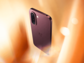 OnePlus N6x w kolorze bordowo-czerwonym.