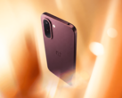 OnePlus N6x w kolorze bordowo-czerwonym.
