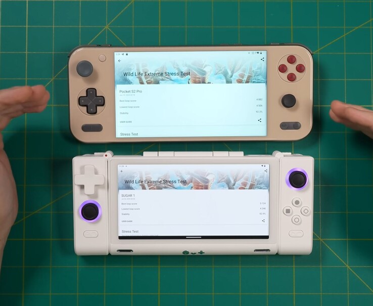 Porównanie przenośnych konsol do gier Ayaneo Pocket S2 Pro (na górze) i OneXSugar Sugar 1 (na dole), wyświetlających na ekranie wyniki testu 3DMark Wild Life Extreme Stress Test. (Źródło obrazu: Retro Game Corps na YouTube)