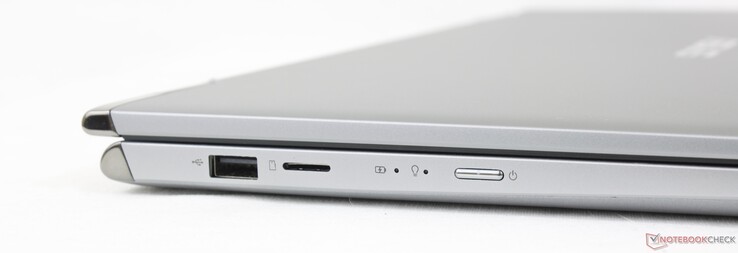 Po lewej: USB-A 2.0, czytnik MicroSD, przycisk zasilania