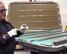 Strukturalny zestaw akumulatorów Cybertruck 4680 jest trudny do naprawy. (Źródło zdjęcia: Munro Live/YT)