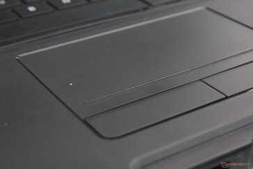 Touchpad jest mniejszy niż się wydaje, ponieważ cienki obszar nad zintegrowanymi przyciskami myszy to tylko martwa przestrzeń