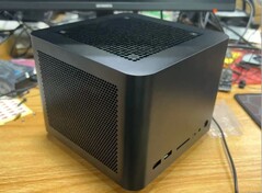 Nadchodzący mini PC FEVM będzie mógł pochwalić się znacznie większą obudową z potężną grafiką RTX 4090 Laptop. (Źródło zdjęcia: metalsojin2 via Reddit)