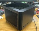 Nadchodzący mini PC FEVM będzie mógł pochwalić się znacznie większą obudową z potężną grafiką RTX 4090 Laptop. (Źródło zdjęcia: metalsojin2 via Reddit)