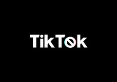 TikTok przechodzi na sztuczną inteligencję w swojej strategii moderowania treści. (Źródło obrazu: Wizualizacje na Unsplash)
