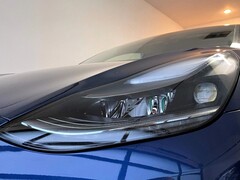 Zbliżenie na reflektory LR w modelu 3 z 2021 roku
