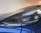 Zbliżenie na reflektory LR w modelu 3 z 2021 roku