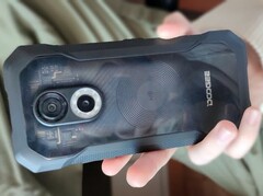 Doogee S61 Pro z przezroczystą tylną pokrywą (Źródło: własne)