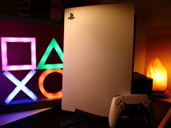 Sony wprowadziło na rynek oryginalną konsolę do gier PS5 w listopadzie 2020 roku w cenie 499 USD.