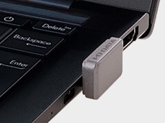 Pendrive I-O Data SSPJ-UTC znajduje się dość blisko portu USB-C. (Źródło obrazu: I-O Data)