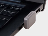 Pendrive I-O Data SSPJ-UTC znajduje się dość blisko portu USB-C. (Źródło obrazu: I-O Data)