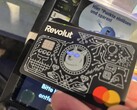 Korzystamy z karty Revolut z podświetlonymi oczkami, aby dokonywać płatności w terminalu zbliżeniowym