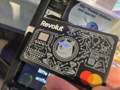 Korzystamy z karty Revolut z podświetlonymi oczkami, aby dokonywać płatności w terminalu zbliżeniowym