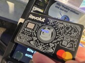 Korzystamy z karty Revolut z podświetlonymi oczkami, aby dokonywać płatności w terminalu zbliżeniowym