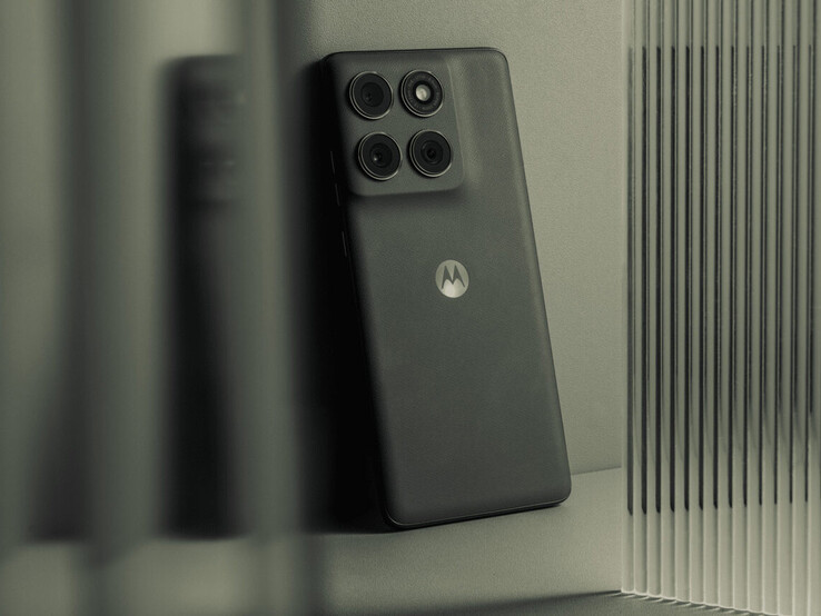 Wykończenie telefonu w kolorze Pantone Deep Forest (źródło zdjęcia: Motorola)