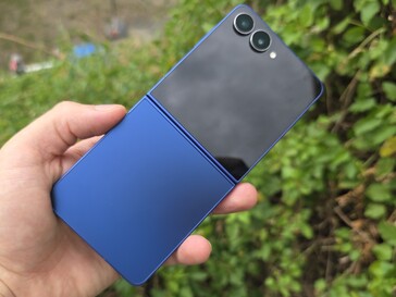 Recenzja Samsung Galaxy Z Flip7. (Źródło zdjęcia: Marcus Herbrich)