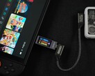 Nintendo Switch 2 pobiera energię z zewnętrznej baterii IceMag, podłączonej za pomocą kabla Genki USB-C i wbudowanego miernika mocy (źródło obrazu: ETA Prime na YouTube)