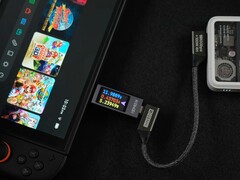 Nintendo Switch 2 pobiera energię z zewnętrznej baterii IceMag, podłączonej za pomocą kabla Genki USB-C i wbudowanego miernika mocy (źródło obrazu: ETA Prime na YouTube)
