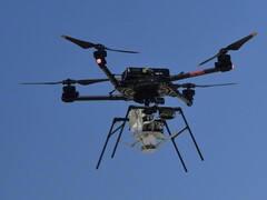 Dron airbone przenoszący spadochron (źródło zdjęcia: NASA i Christopher LC Clark; przycięte)