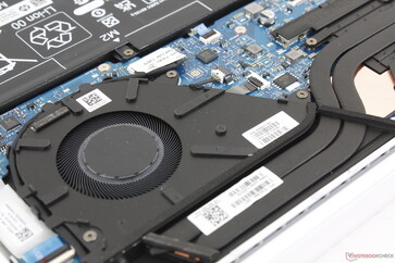 Rozwiązanie chłodzące składa się z pojedynczego wentylatora ~60 mm i dwóch krótkich miedzianych rurek cieplnych