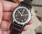 Zegarek 417 ES Mocha Flyback Date napędzany jest ręcznie nakręcanym mechanizmem Sellita AMT5100 (źródło zdjęcia: Hanhart)