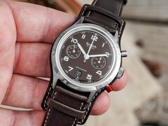 Zegarek 417 ES Mocha Flyback Date napędzany jest ręcznie nakręcanym mechanizmem Sellita AMT5100 (źródło zdjęcia: Hanhart)