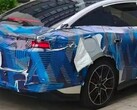Zakamuflowany prototyp modelu BYD Han trzeciej generacji, sfotografowany przez społeczność fanów BYD „Di Fen Zhi Jia”