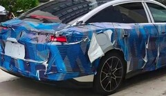Zakamuflowany prototyp modelu BYD Han trzeciej generacji, sfotografowany przez społeczność fanów BYD „Di Fen Zhi Jia”