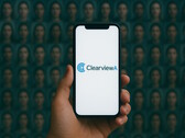 Smartfon ze sztuczną inteligencją Clearview, baza danych twarzy w tle (źródło obrazu: wygenerowane przez sztuczną inteligencję)