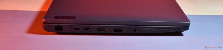po lewej stronie: RJ45 Ethernet, 2x USB C 3.2 Gen 2, HDMI, USB A 3.2 Gen 1, 3,5 mm audio
