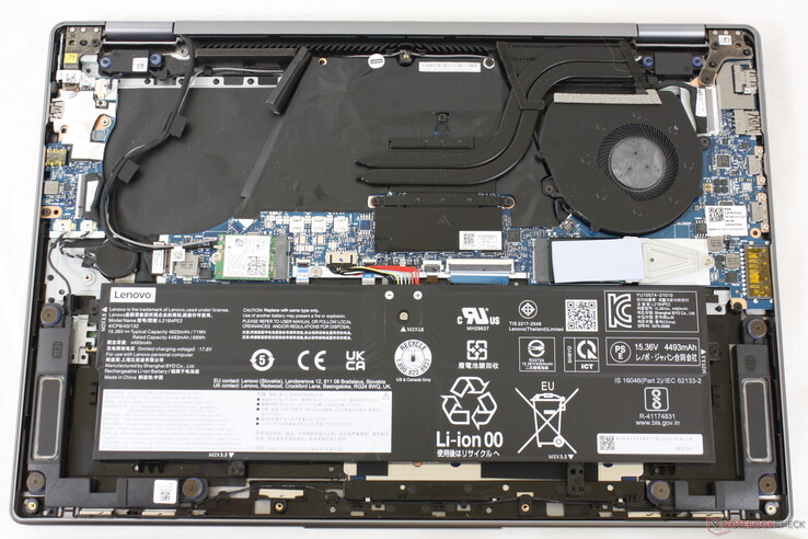2022 Lenovo Yoga 7 16IAP7 dla porównania