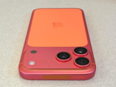 Pomarańczowy iPhone 17 Pro Max zmienia kolor na różowy
